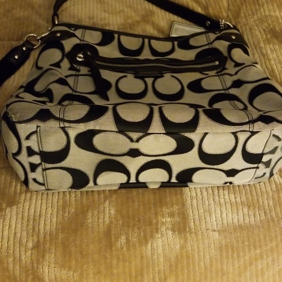 👜 Coach Black & Gray 🖤 - Picture 6 of 8